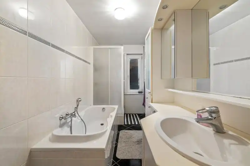 Karaktervolle hoekwoning met 5 slaapkamers en polyvalente handelsruimte foto 14