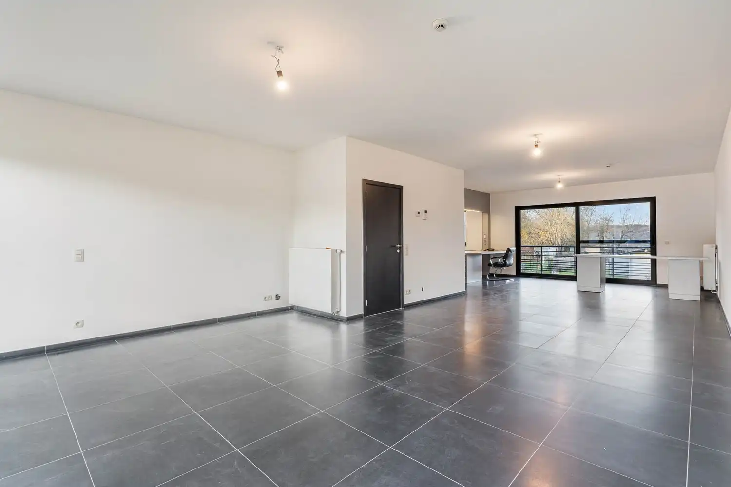 Recente, polyvalente en lichtrijke handelsruimte met 3 private autostaanplaatsen op een commercieel gunstige ligging te Kessel-Lo! foto 3