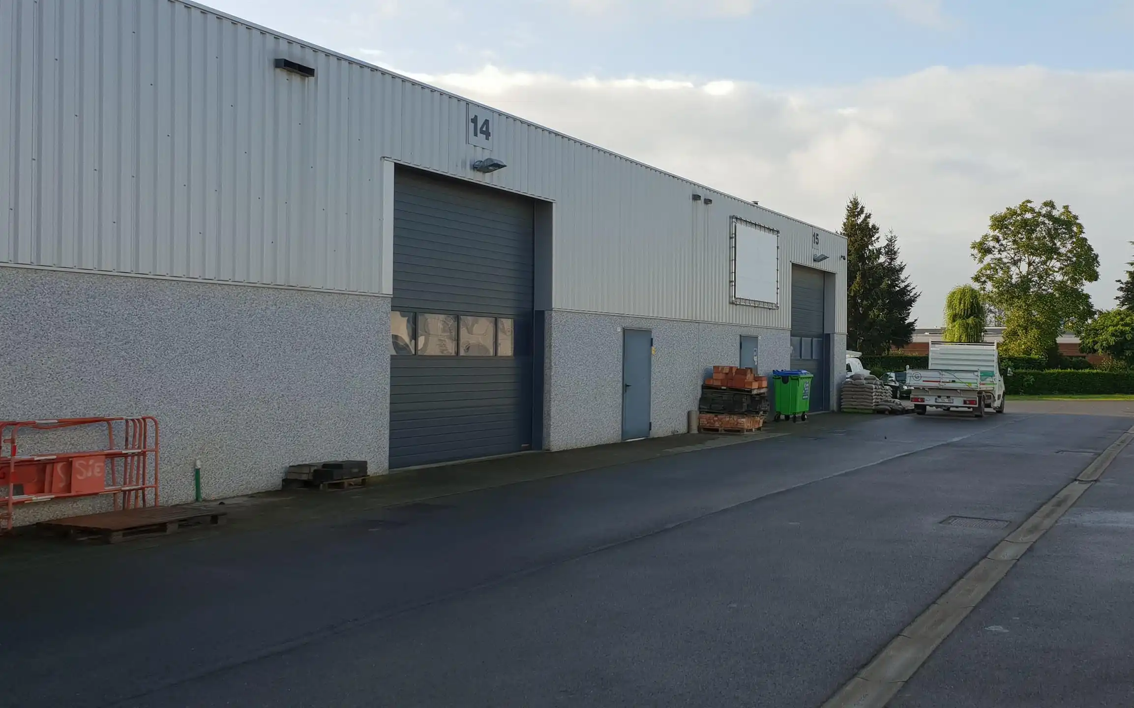 BEDRIJFSHAL  - UNIT 14 -  200 m²  foto 2