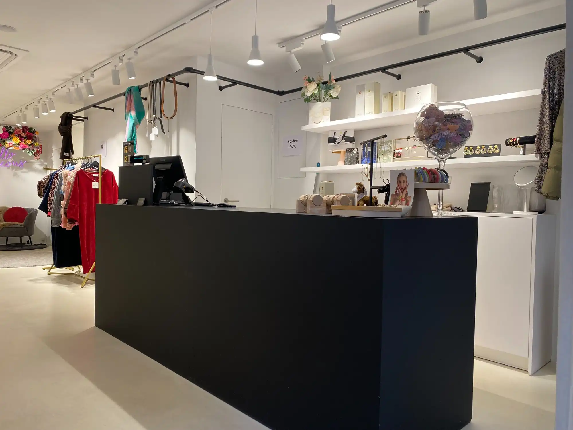 Uiterst centraal gelegen handelspand - topligging Markt foto 4