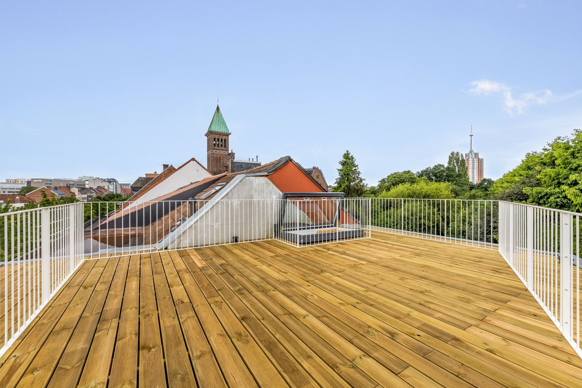 Prachtig gerenoveerd appartement met uniek dakterras!  foto {{pictureIndex}}