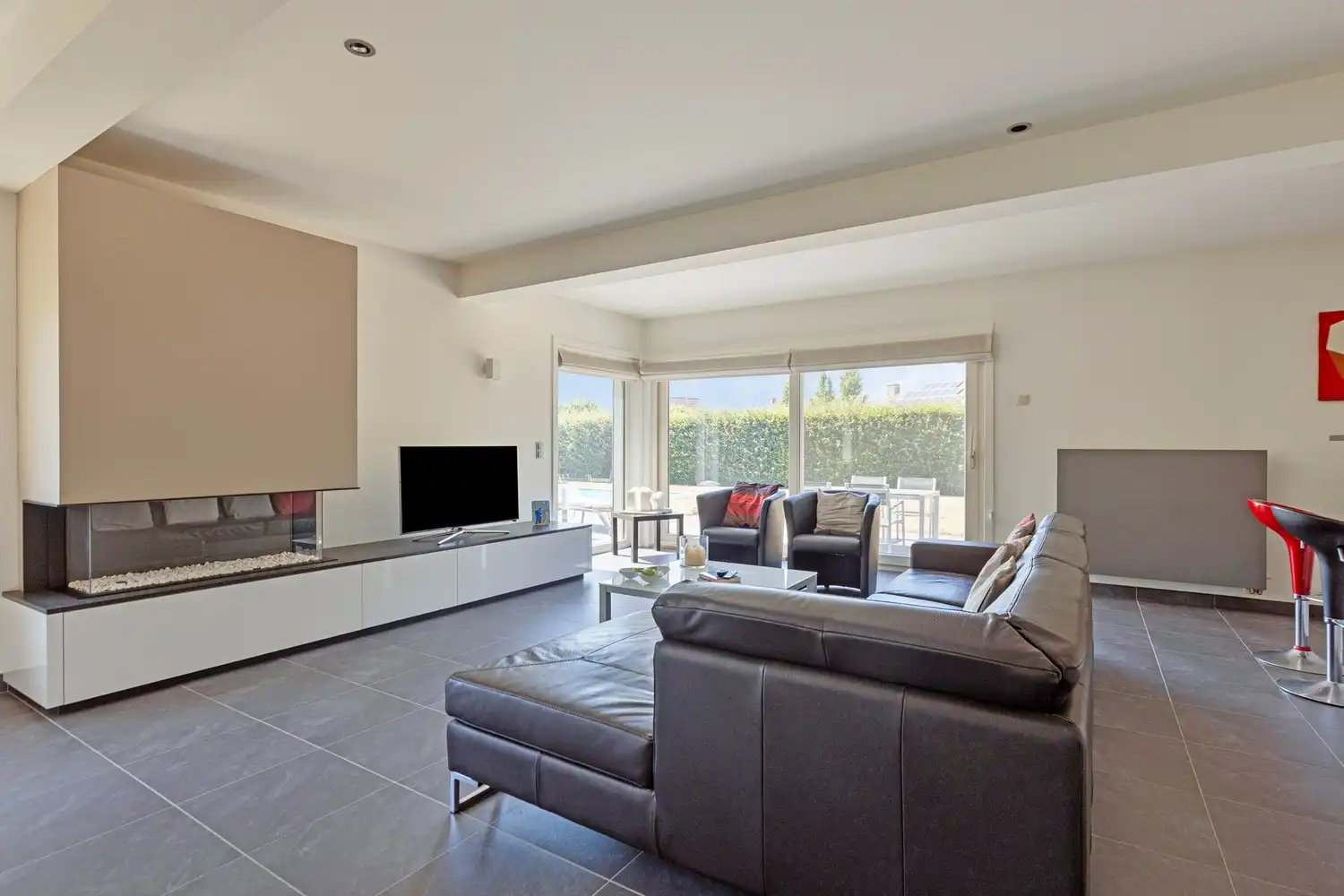 Residentieel gelegen villa met buitenzwembad, grote tuin en privacy. foto 4