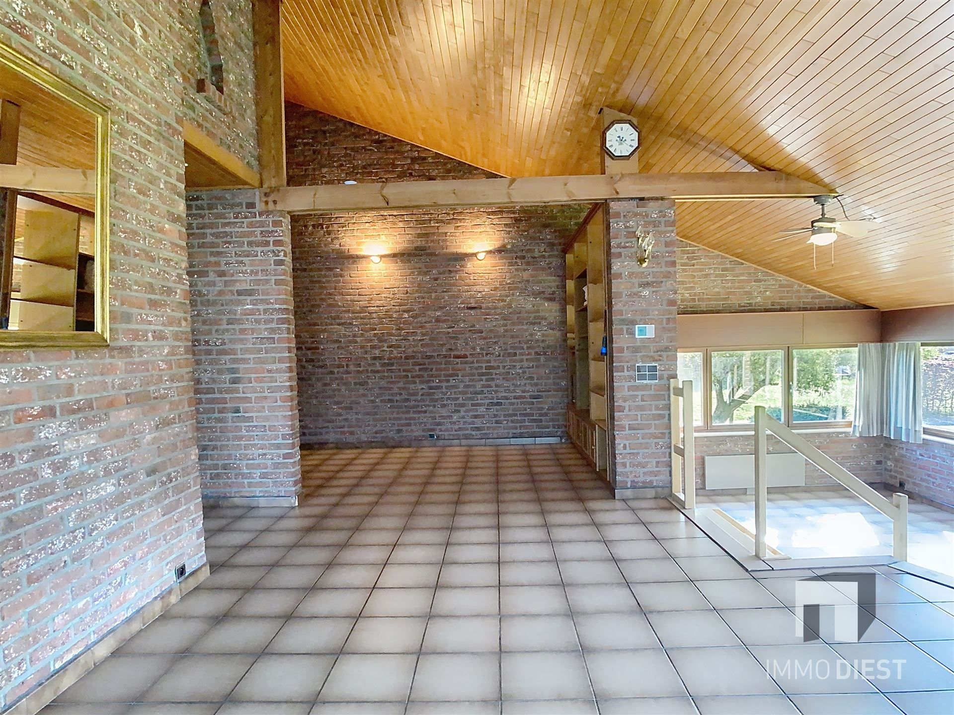 Op te frissen splitlevelwoning met karakter, ruimte en een prachtige tuin op toplocatie! foto 4