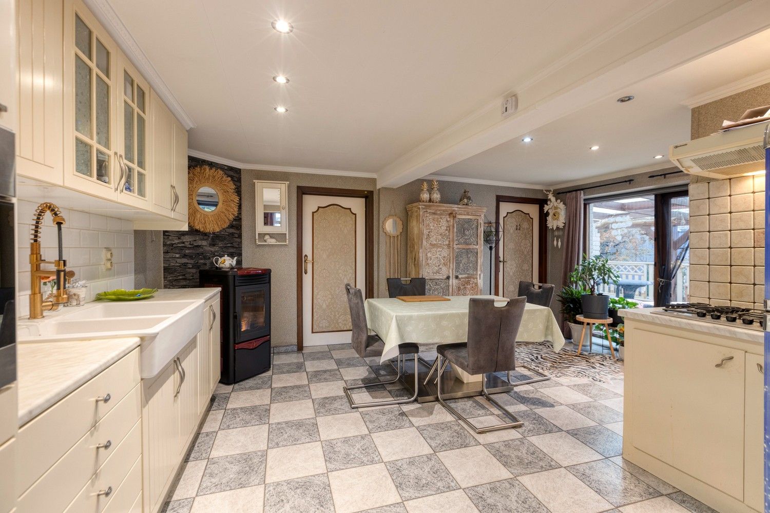 Karakteristieke, te renoveren woning met gezellige tuin en veel potentieel op een top-locatie te Lanaken foto 7