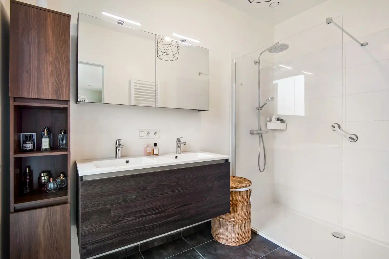 Instapklaar gelijkvloers BEN appartement met ruim terras op toplocatie aan het water in Boom! foto 13