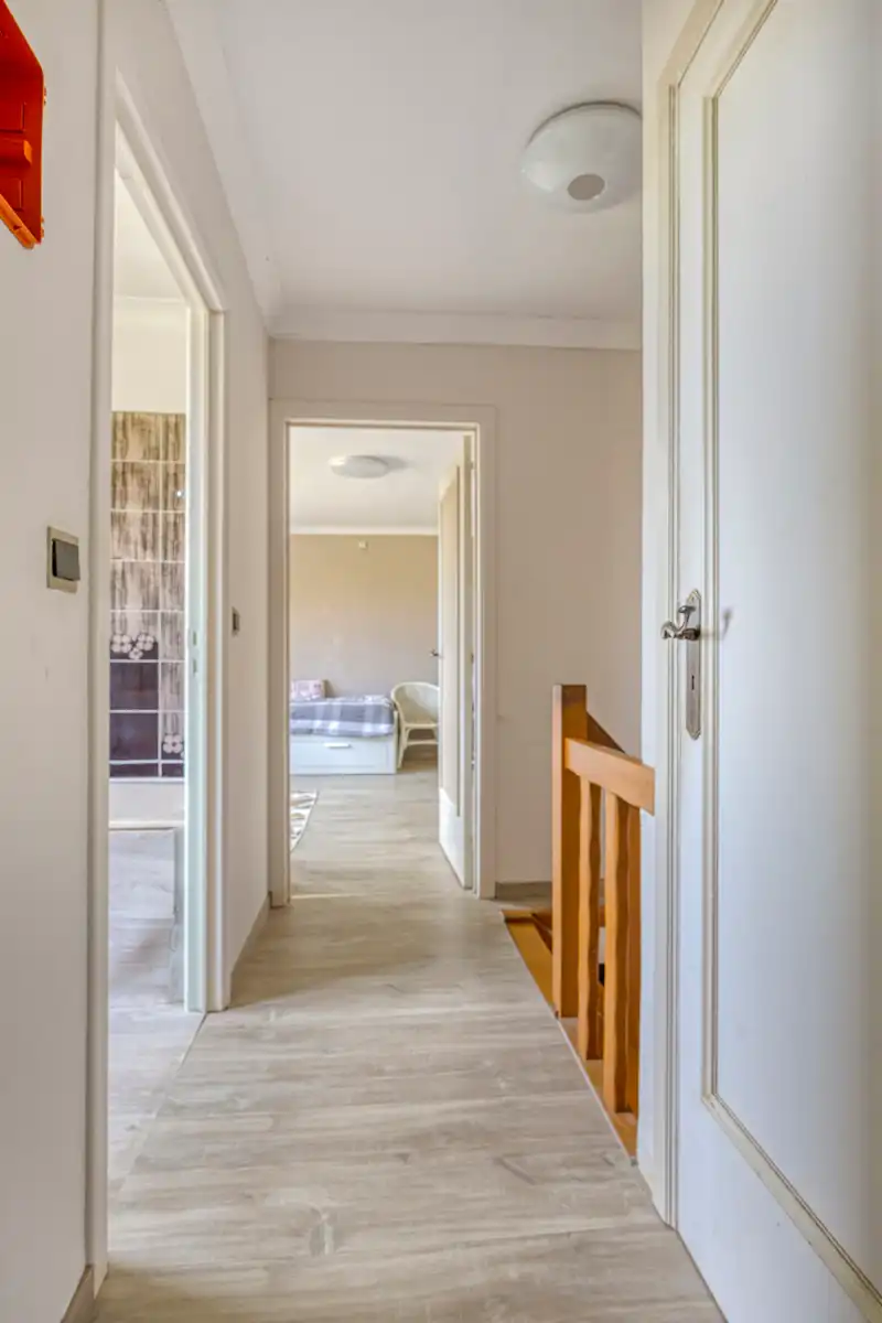 Gerenoveerde woning met 6 slaapkamers foto 23