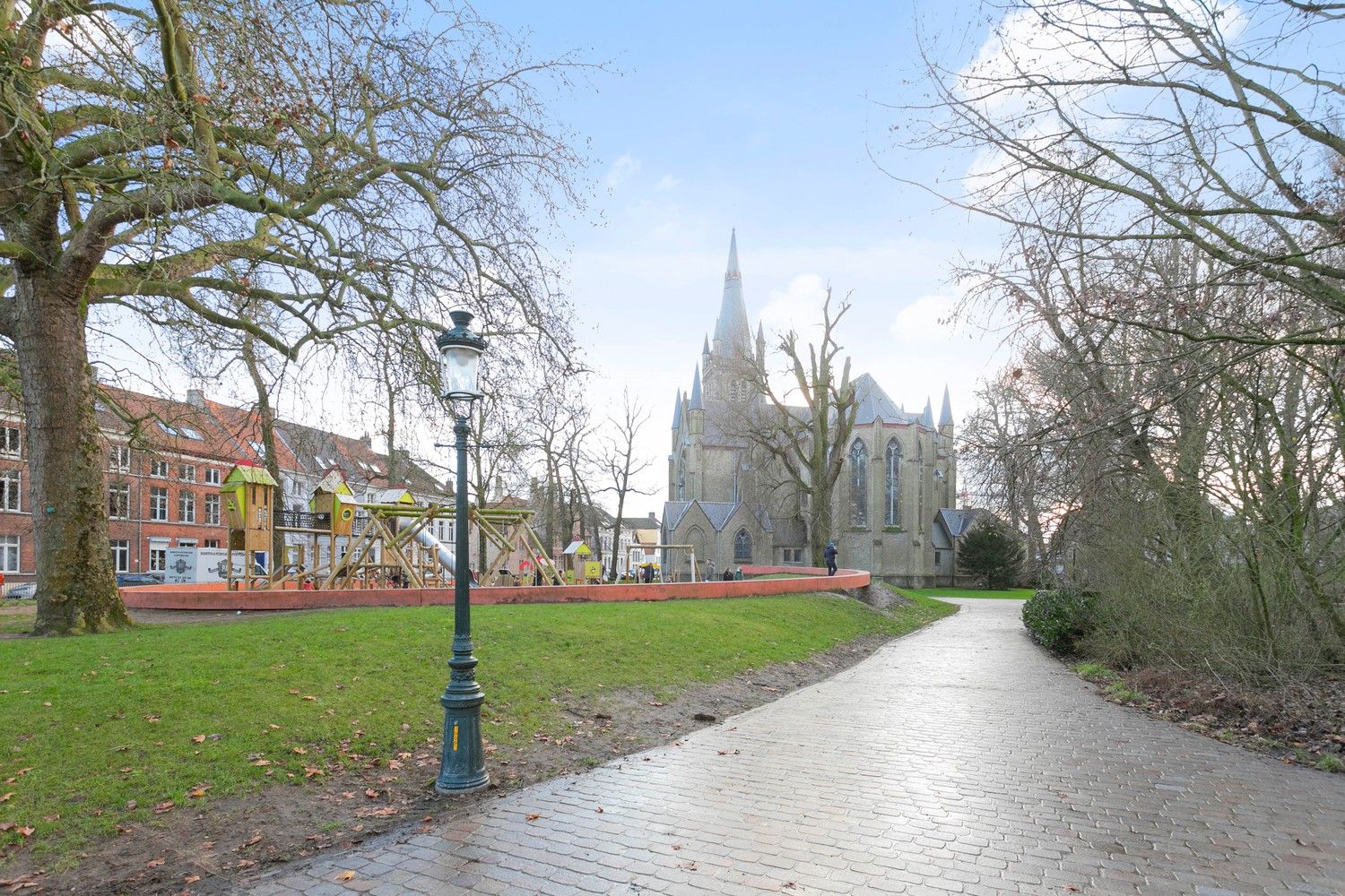 Prachtig gerenoveerde 2 slaapkamer hoekwoning in het centrum van Brugge foto 23