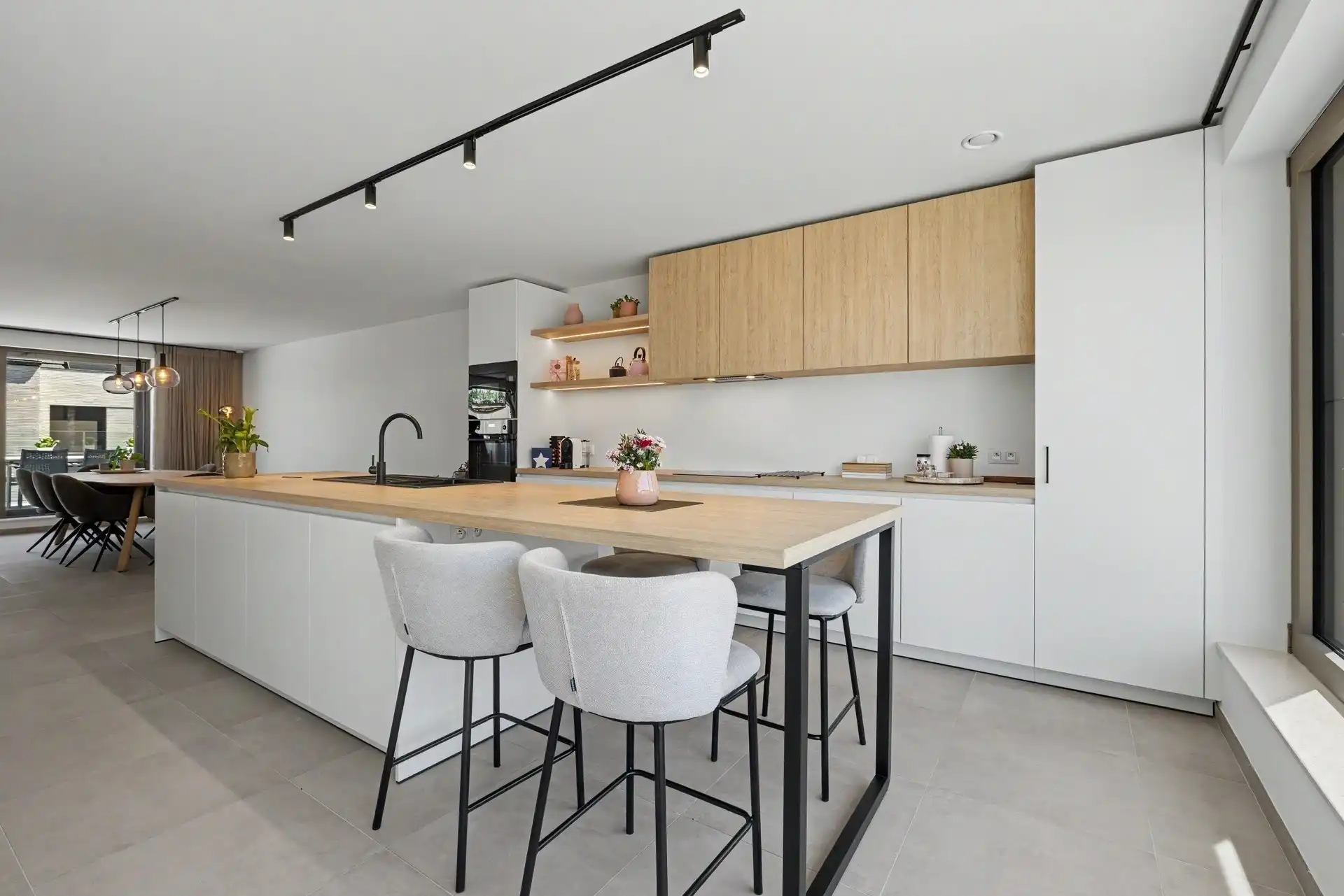 Ruime triplex woning met 3 slaapkamers en 2 parkeerplaatsen nabij het centrum van Stekene (159m²) foto 8