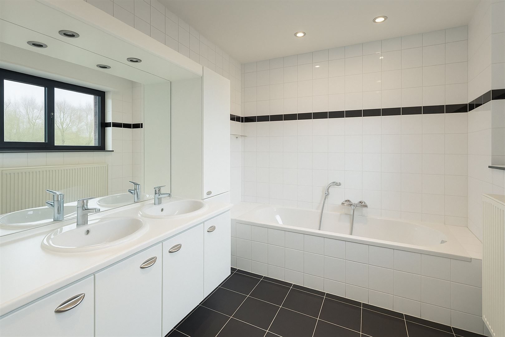 Uniek kantoorgebouw met duplex appartement te koop foto 27