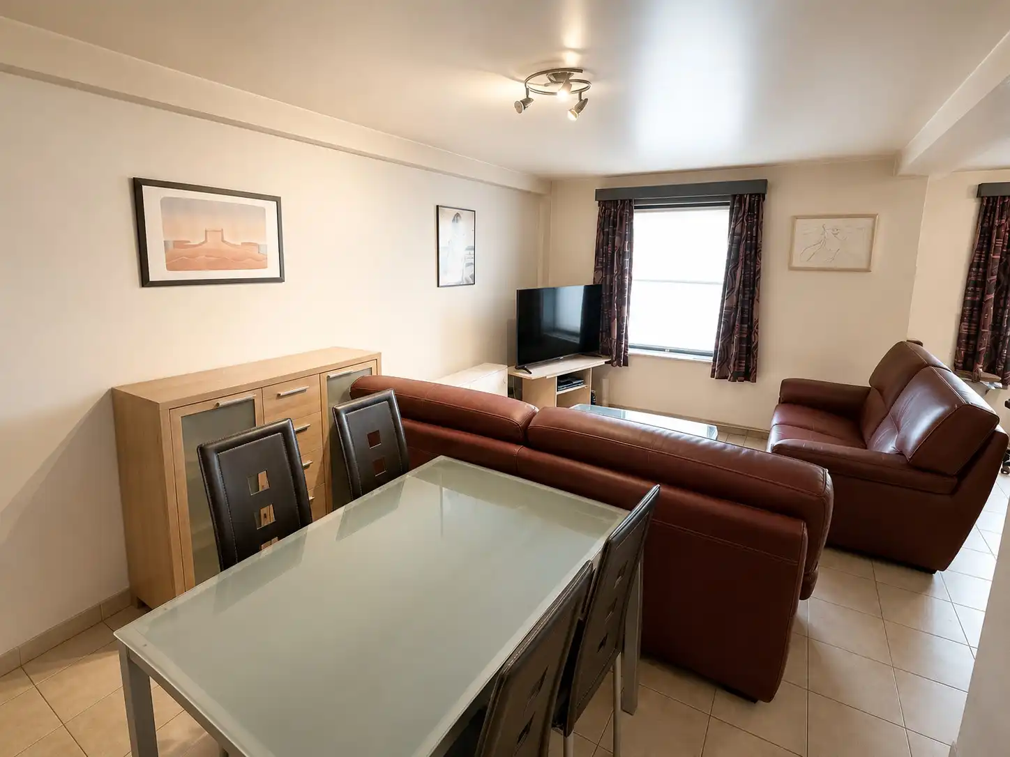 Aangenaam duplex-appartement in Bredene – licht op te frissen naar eigen smaak. foto 3