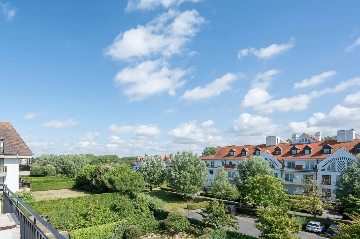 Hoekappartement van 130m² gelegen in een villa residentie in het Zoute. foto 3