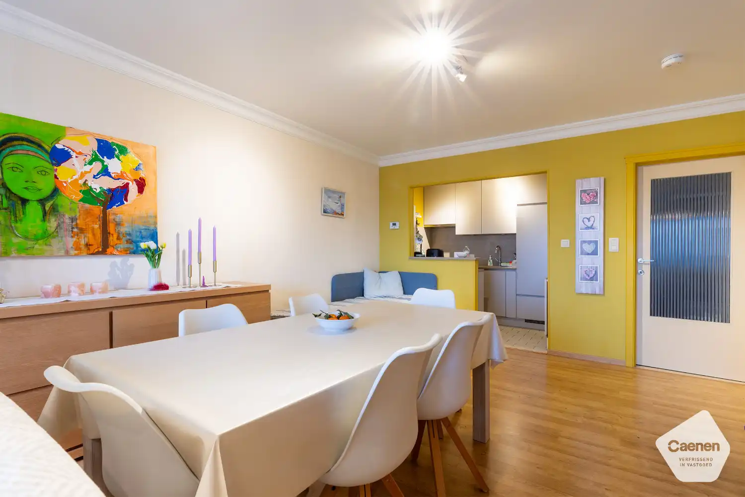 Instapklare gemeubelde studio met prachtig zicht over het stationsplein foto 5