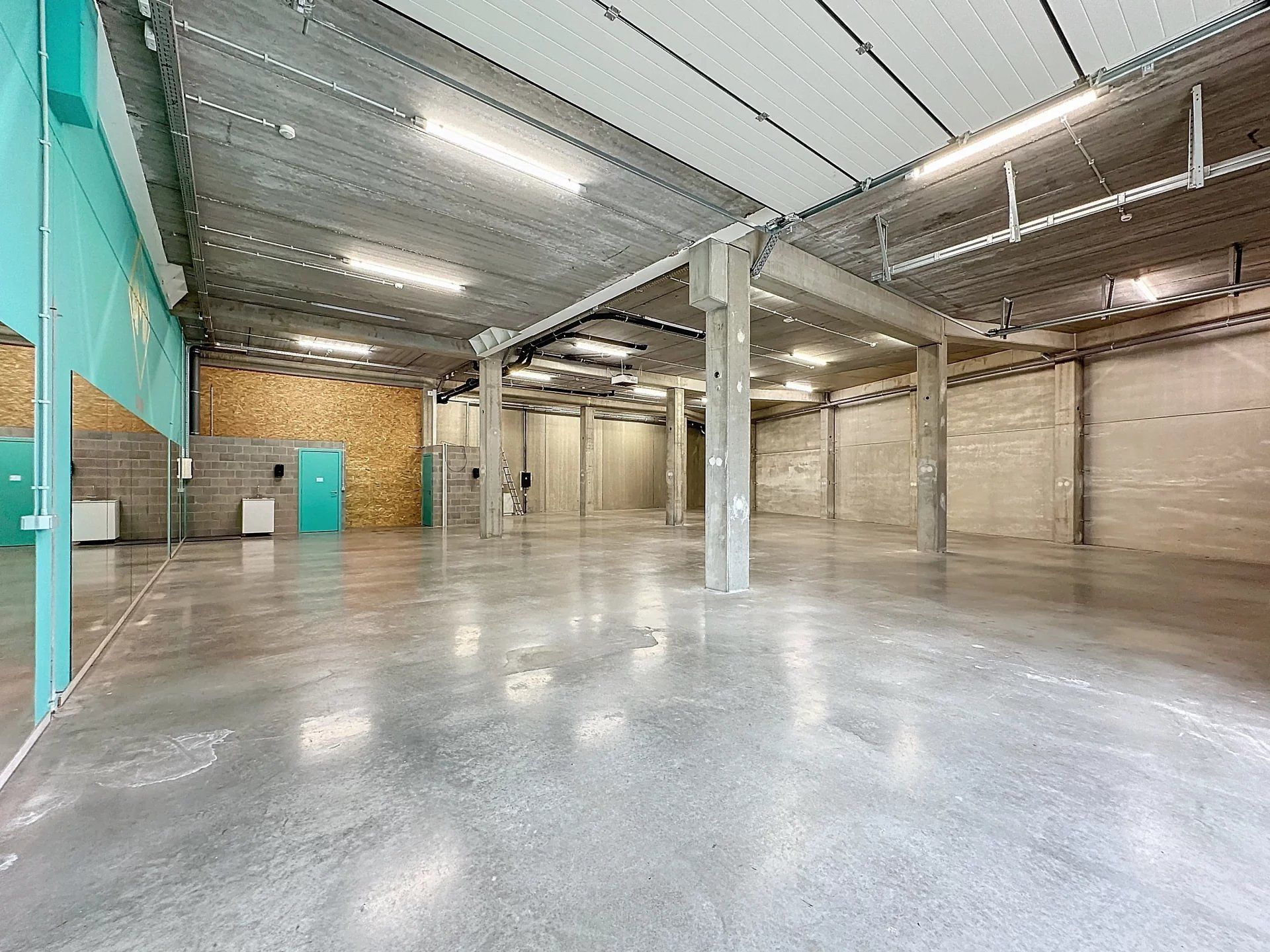 Ruime industriehal 380m² met 2 poorten en luifel van 36m² op toplocatie! foto 5