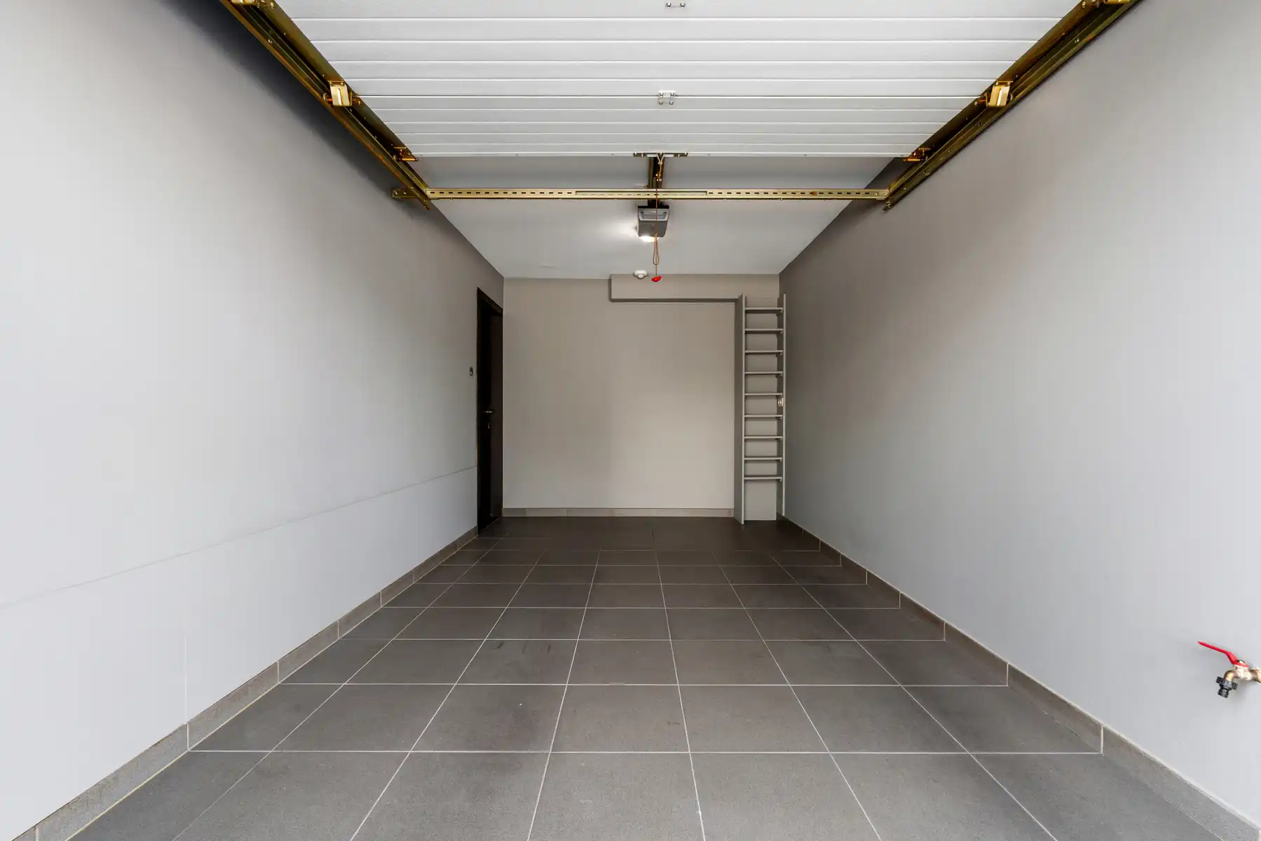Instapklaar gelijkvloers appartement met tuin en garage foto 15