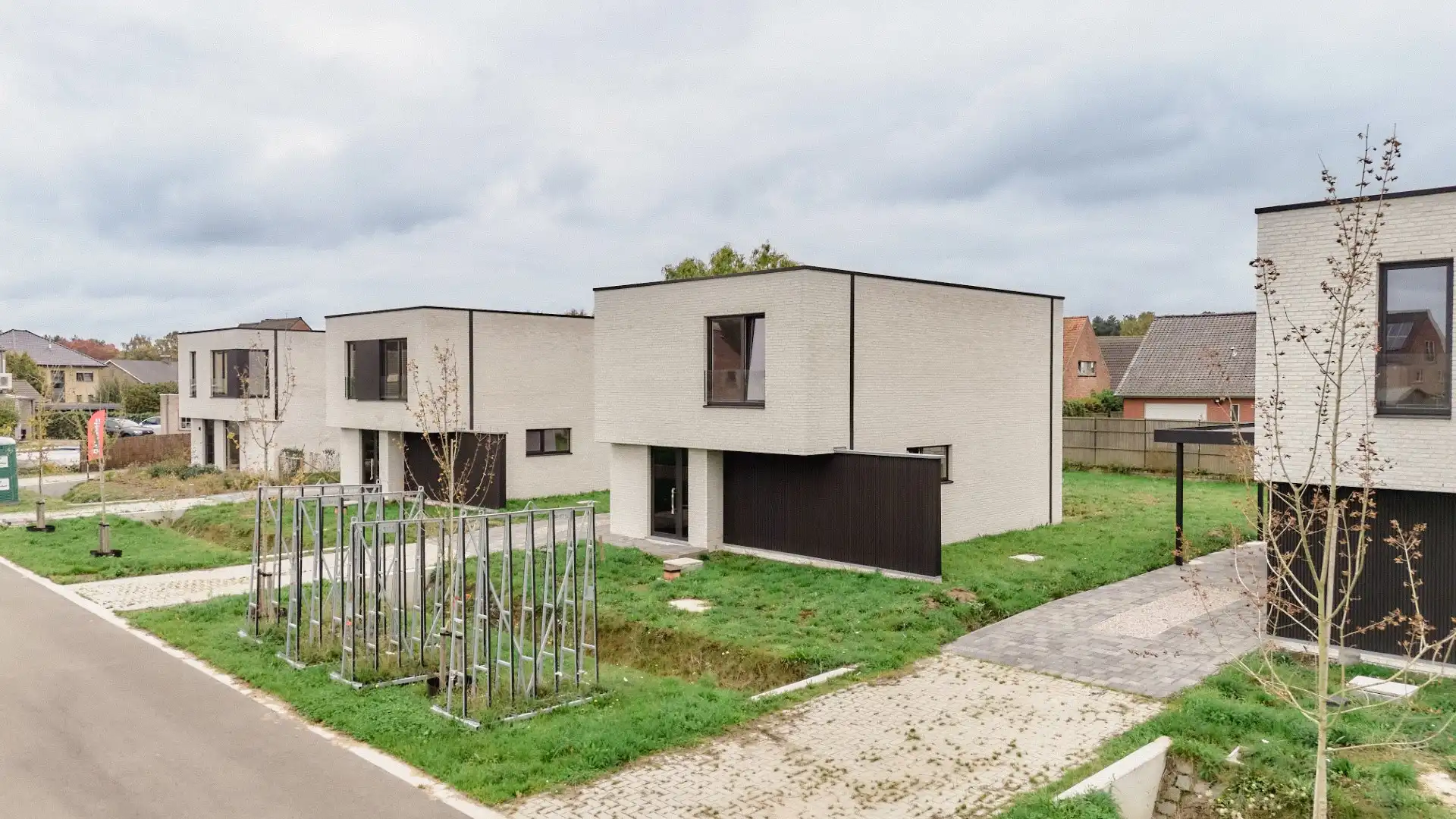Bijna-afgewerkte open bebouwing in groene wijk foto {{pictureIndex}}