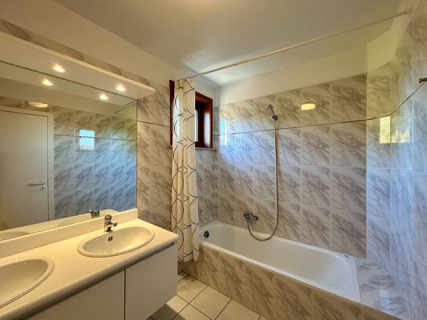 Instapklaar 2-slaapkamerappartement te centrum Tielt! foto 8