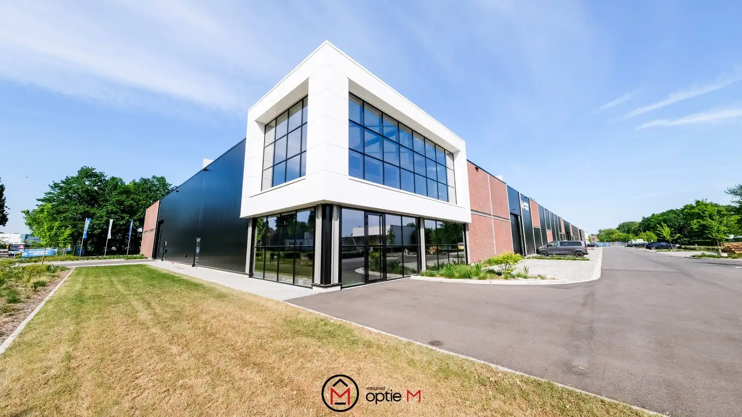 Commerciële KMO-unit met kantoren op toplocatie in Hasselt foto {{pictureIndex}}