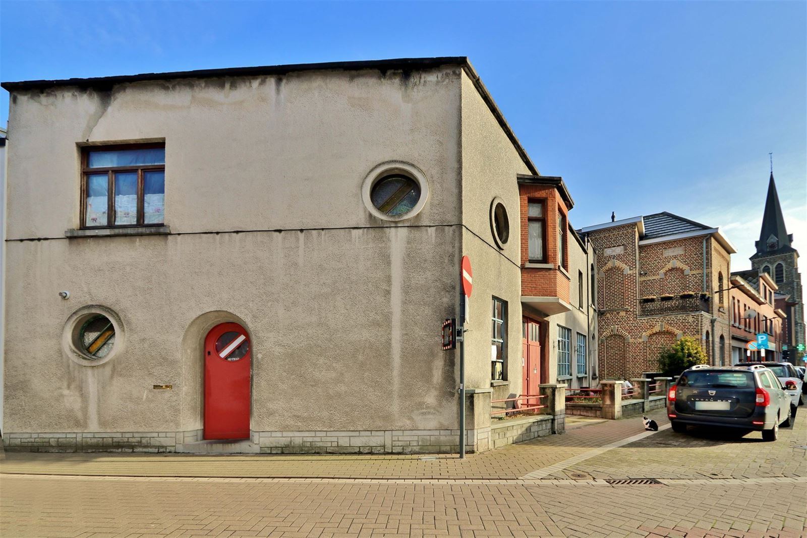 Te renoveren woning met grote garage foto 3