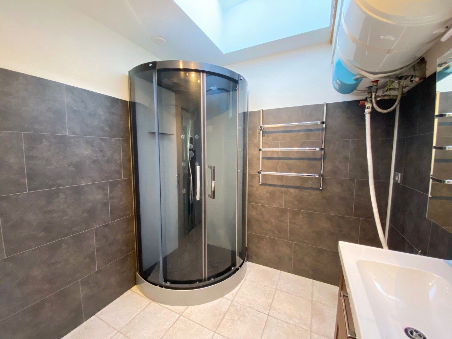 GERENOVEERDE EN INSTAPKLARE RIJWONING MET 3 SLAAPKAMERS EN TUIN foto 6