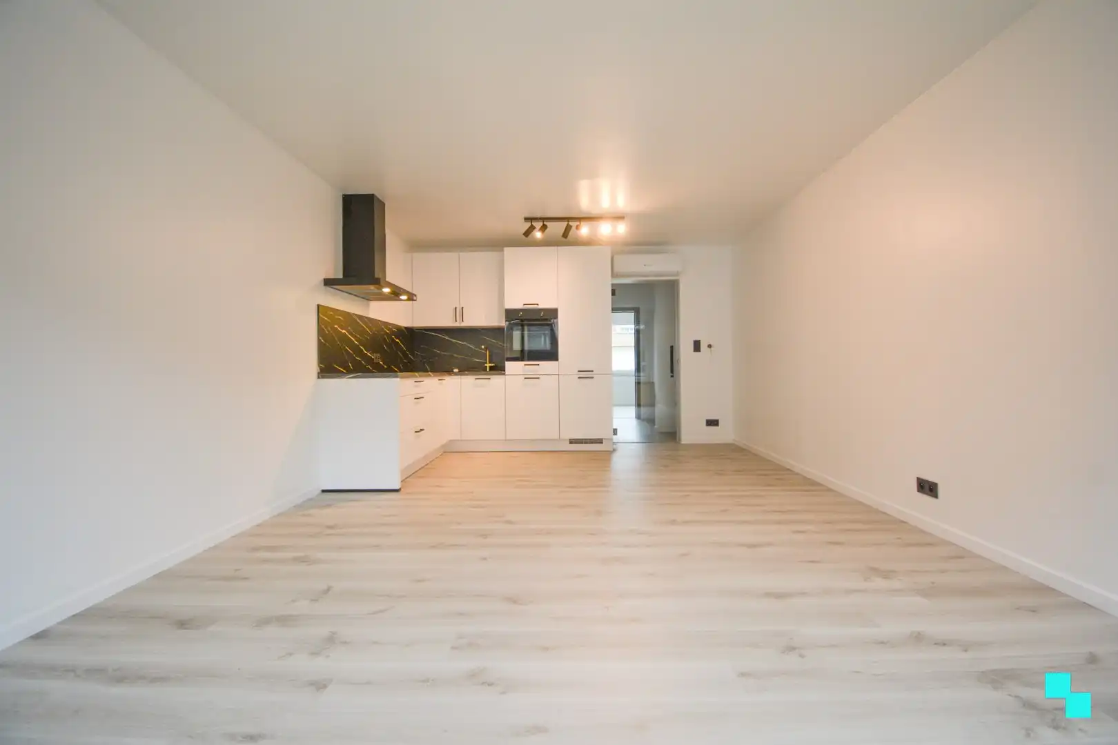 Instapklaar gelijkvloers appartement met garage te Roeselare foto {{pictureIndex}}