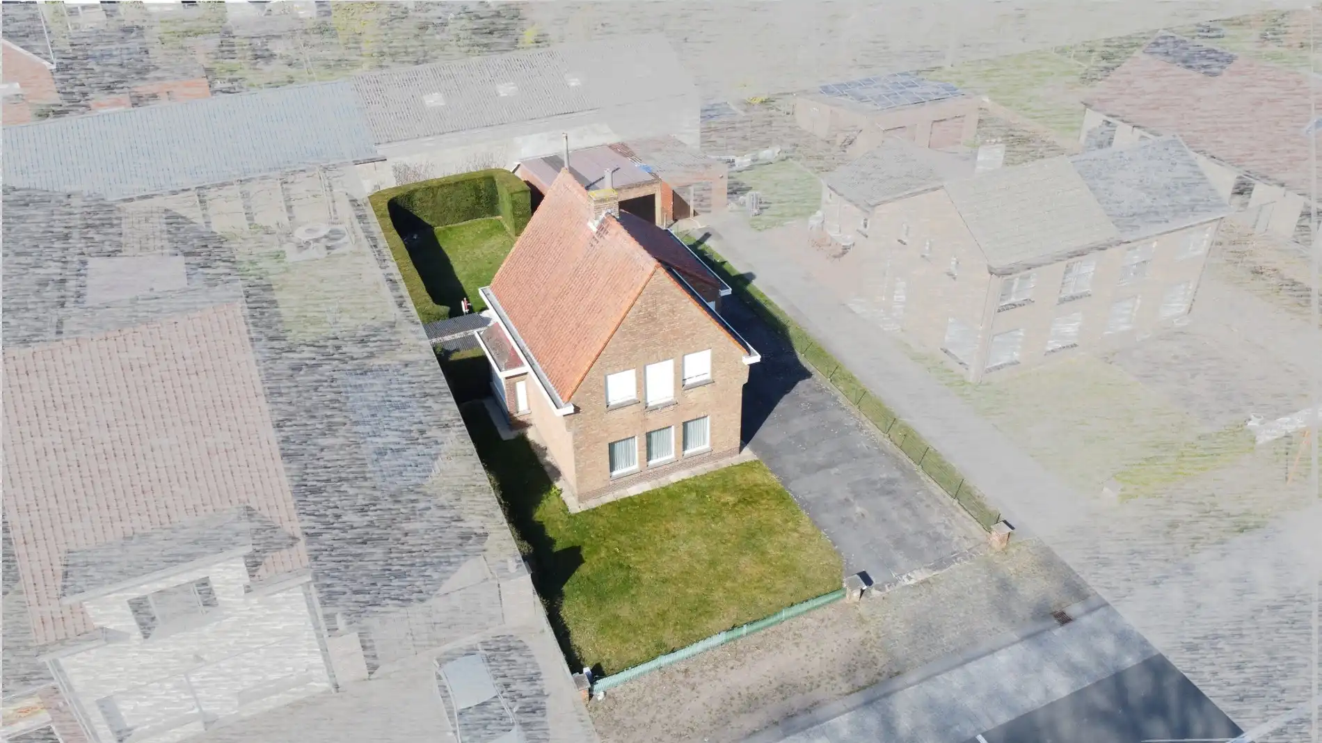 Alleenstaande woning met garage en tuin  foto 2