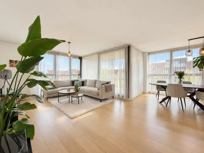 Lichtrijk hoekappartement met terras nabij Watersportbaan foto 2