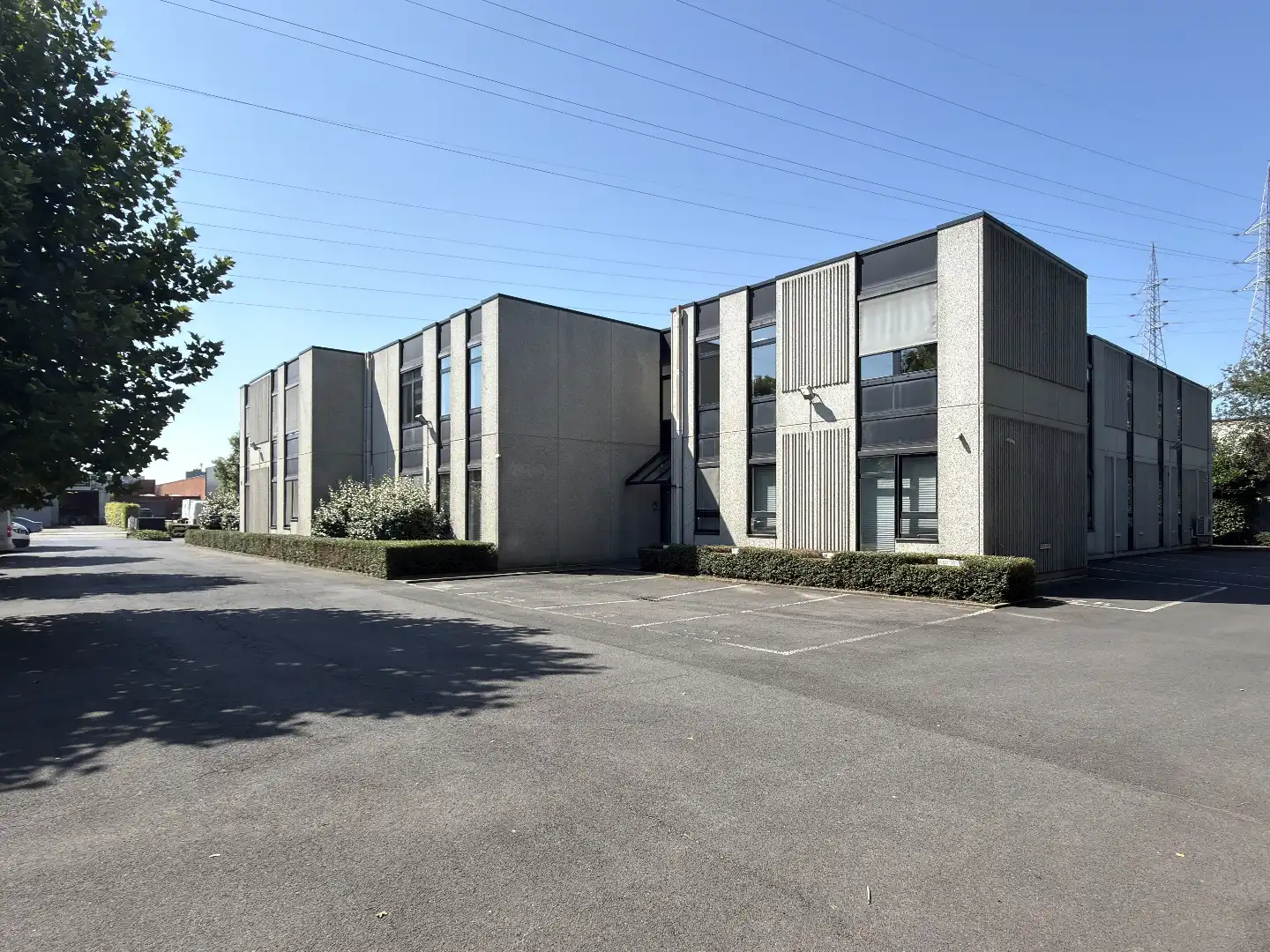 Budgetvriendelijke kantoren met parking te huur in Deurne foto {{pictureIndex}}
