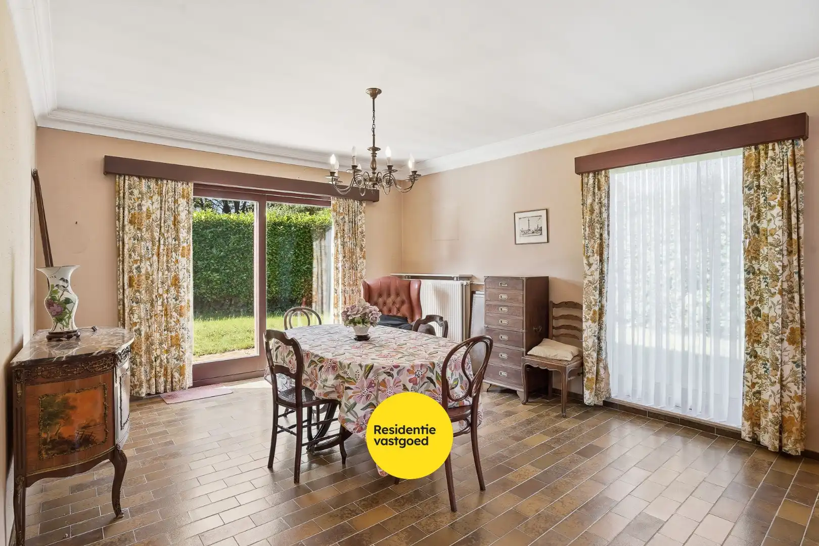 Vrijstaande bungalow met 3 slaapkamers, ruime garage en zonnige tuin foto 3