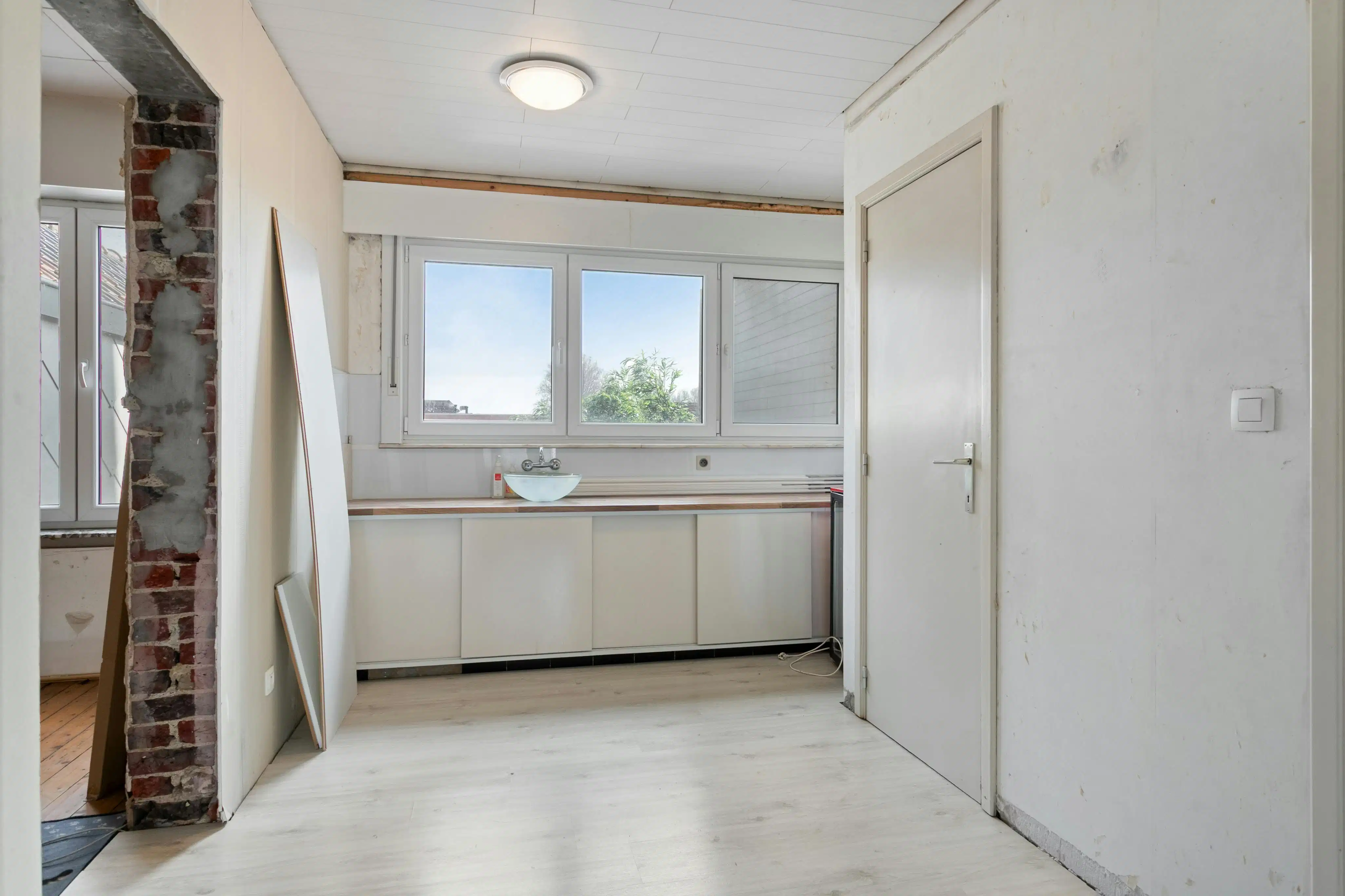 Ruime woning met 5 slaapkamers en leuke tuin in Roeselare! foto 9