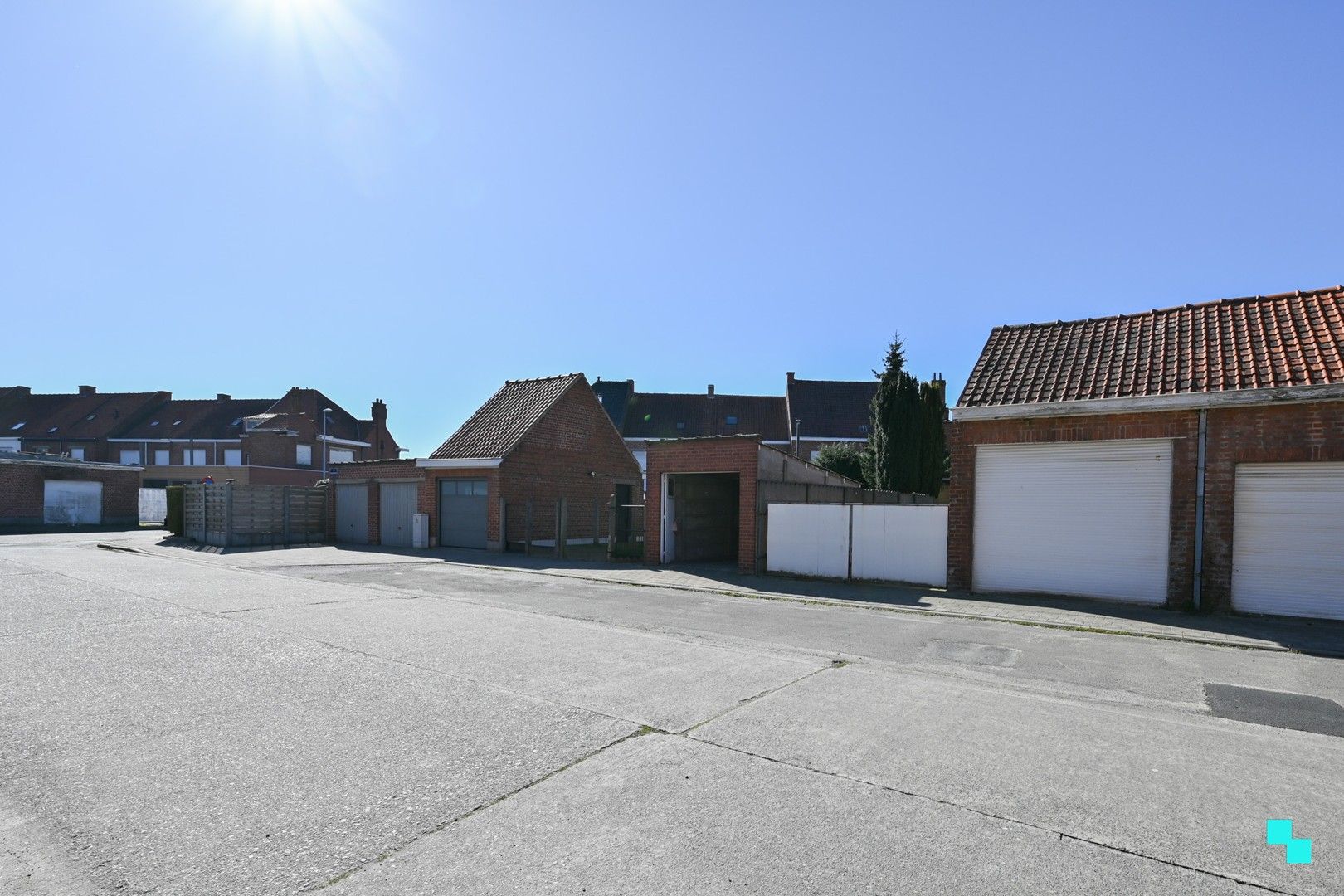 Ruime, te renoveren ééngezinswoning met achteruitweg te Emelgem foto 2