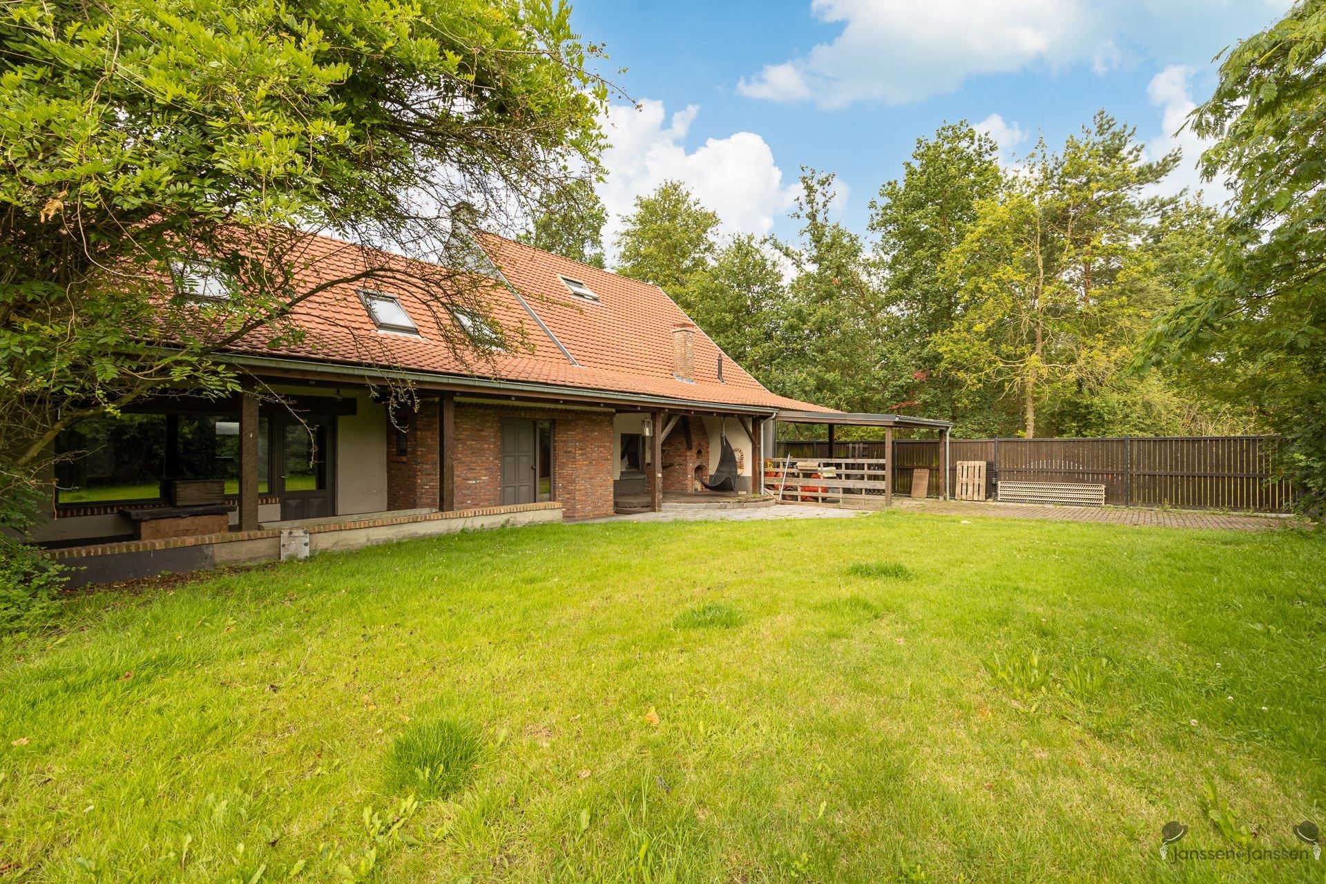 Uniek landhuis,4 slaapkamers, bijgebouwen op een perceel van 2200m² in het groen te Begijnendijk foto 3