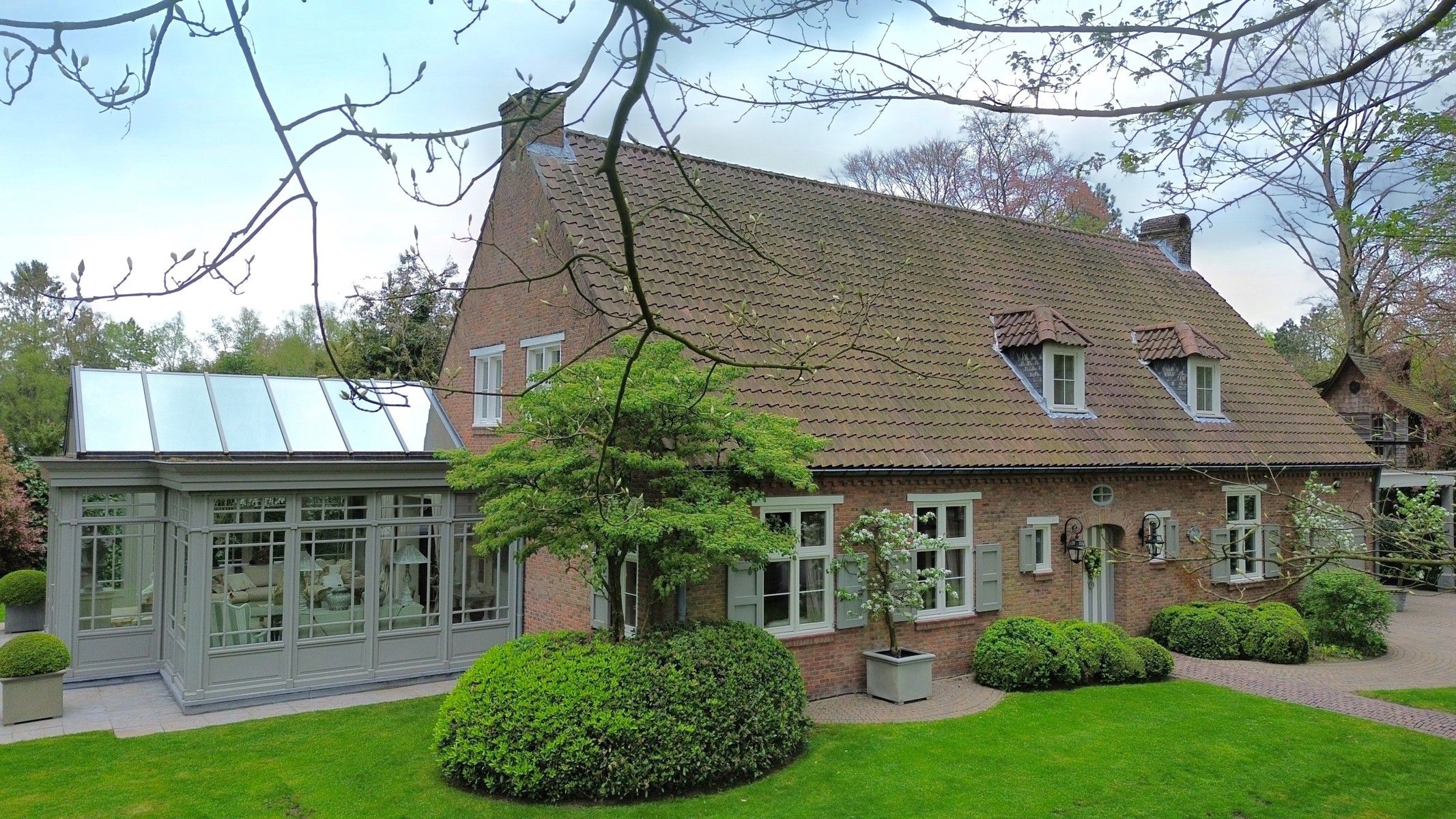  Luxueuze villa met boomhut op fraai hoekperceel van 2087m² foto {{pictureIndex}}