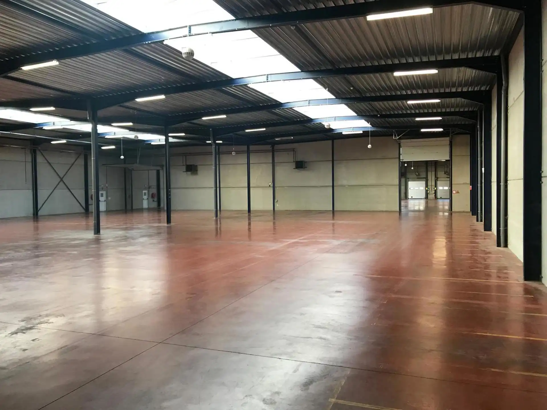 Magazijn 3.024m² met kantoor 432m² te huur foto 4