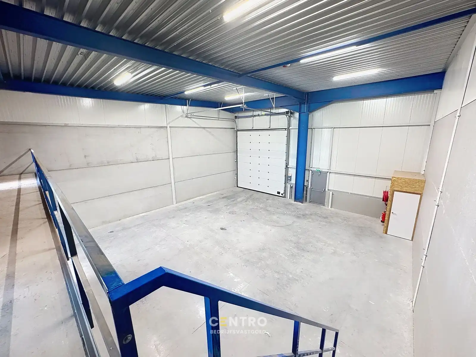 NB KMO-UNIT (227.20m²) met mezzanine (82.17m²) te koop met 2 private parkeerplaatsen voor de deur, elektrische sectionaalpoort en sanitair blok op industriezone "Herdersbrug" te 8000 Brugge foto 6