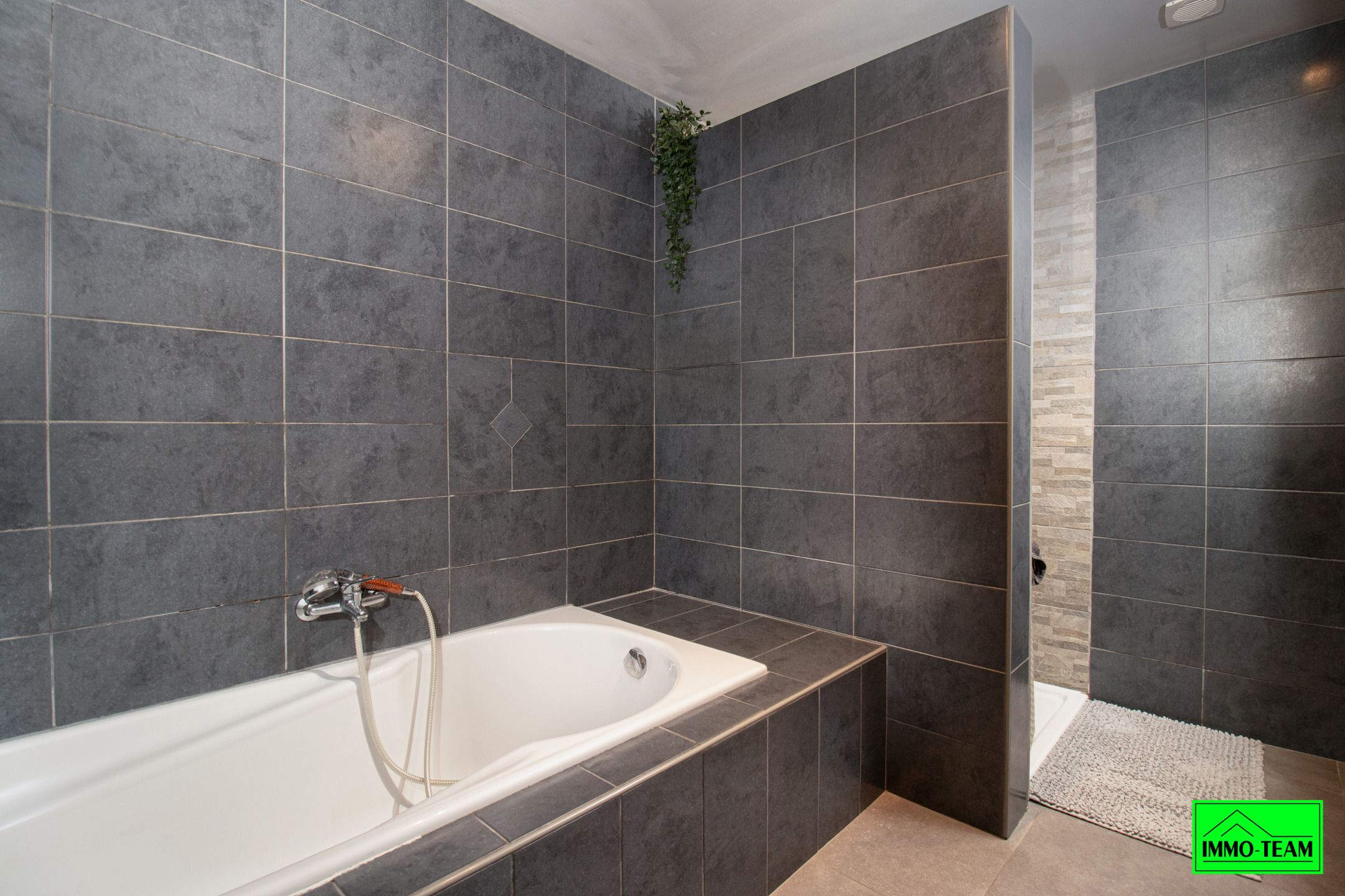 Gezellige, gerenoveerde 3-gevelwoning met 5 slaapkamers foto 11
