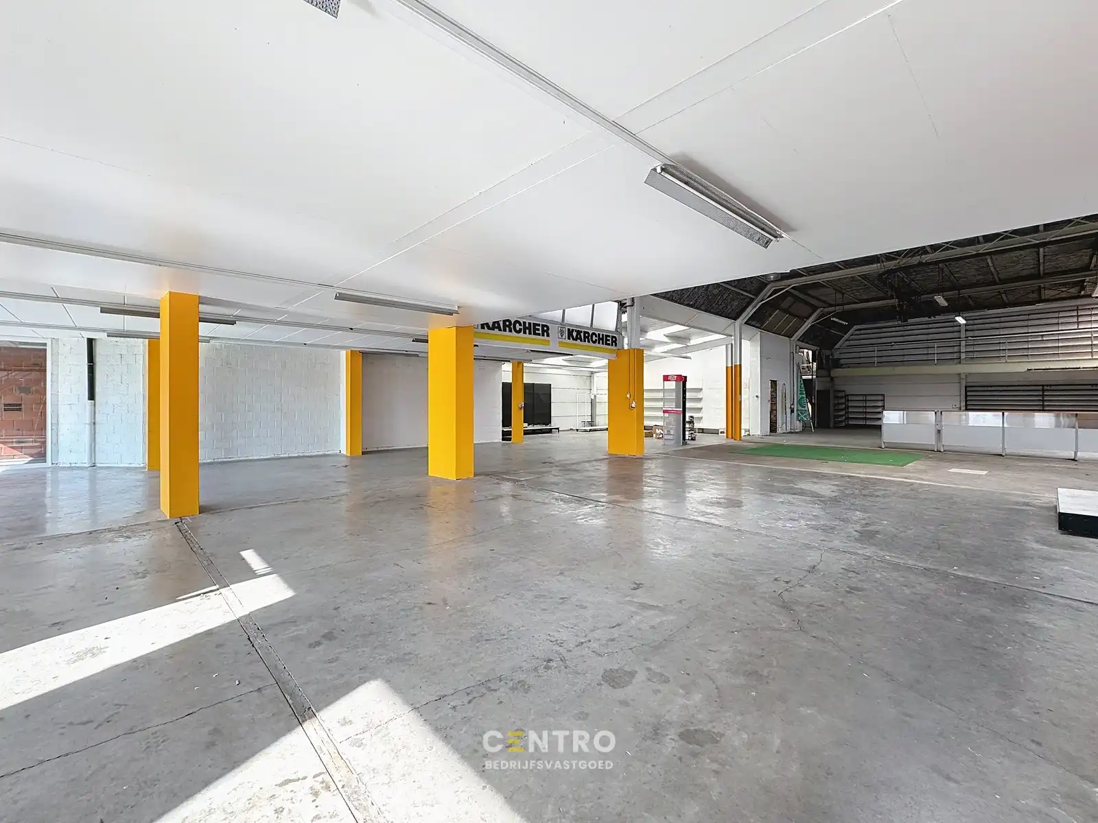 Opslagruimte met showroom en 3 verhuurde appartementen op 3.682m2! foto 23