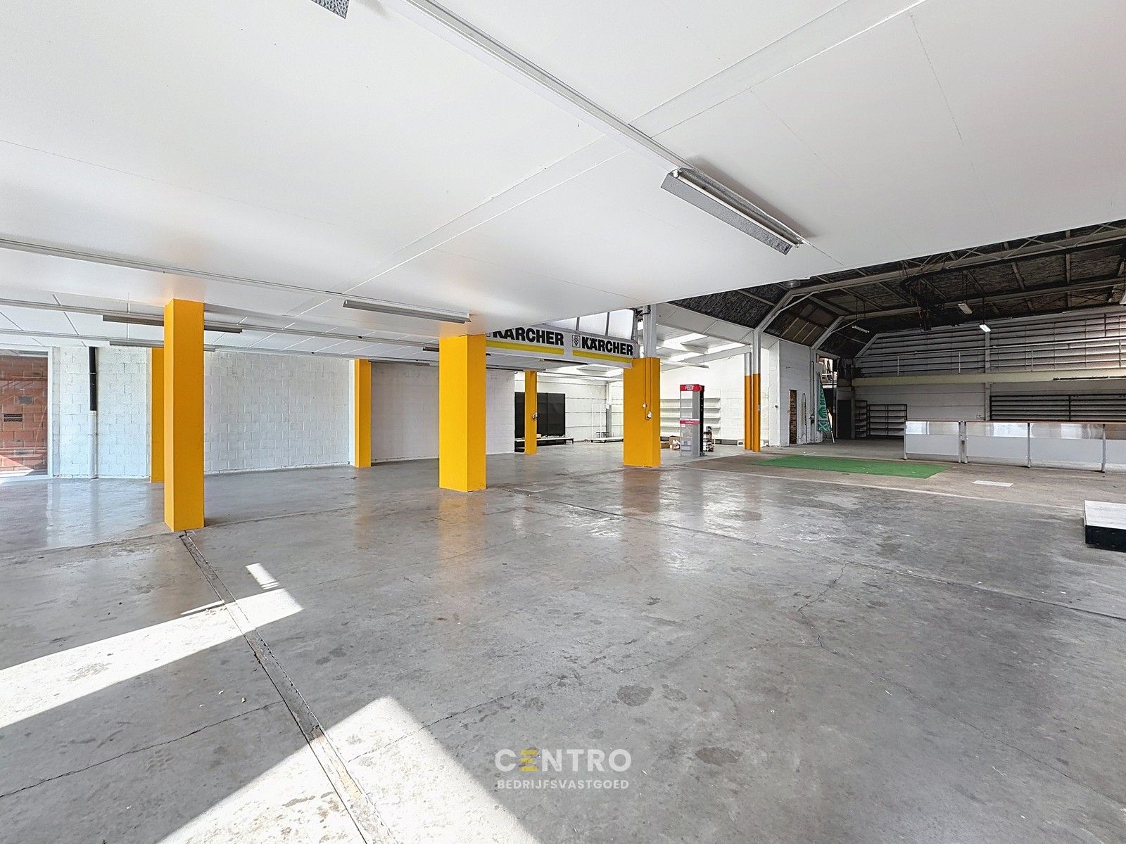 Opslagruimte met showroom en 3 verhuurde appartementen op 3.682m2! foto 21