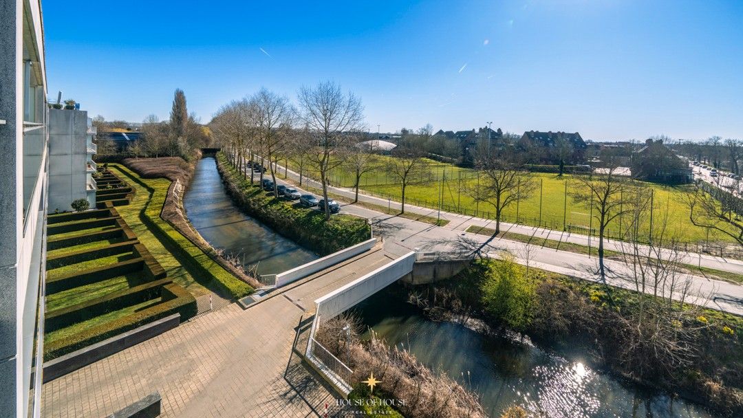 Zonnig en ruim appartement op vierde verdieping met prachtige uitzichten foto {{pictureIndex}}