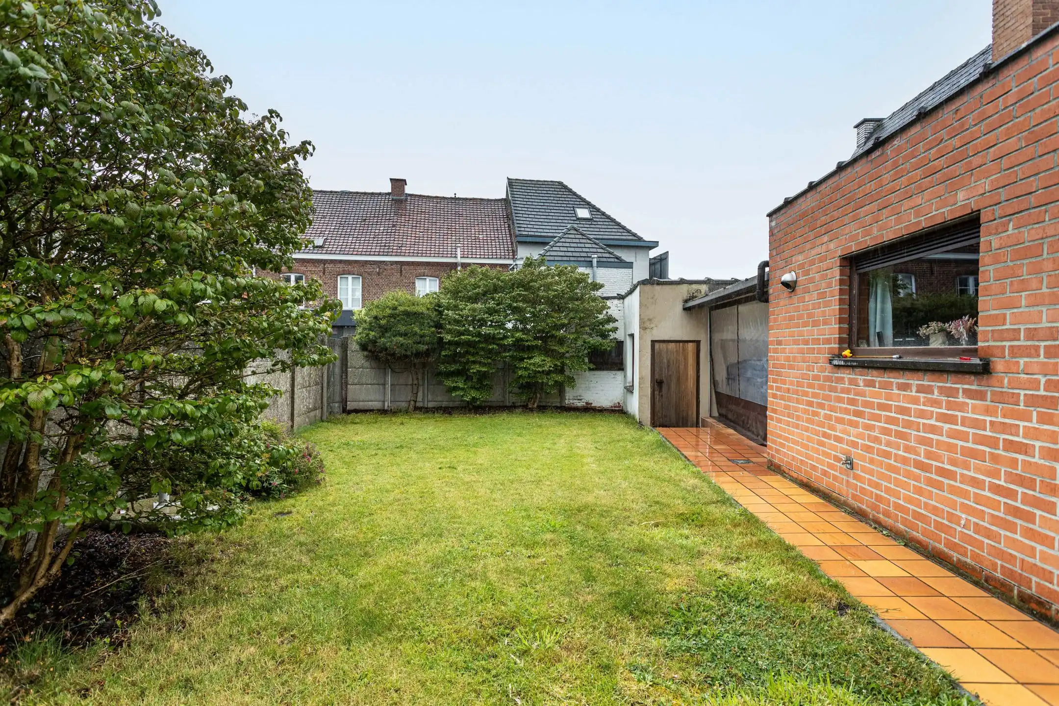 Unieke eigendom met oprit, tuin & garages in de stadsrand. foto 16