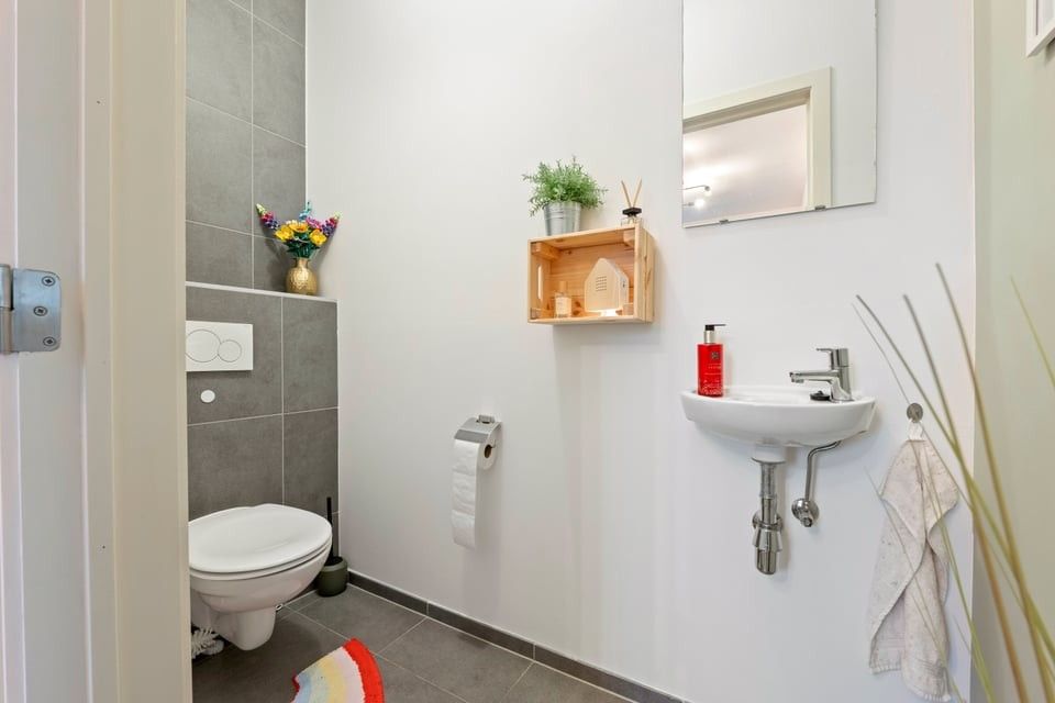 RUIM EN INSTAPKLAAR APPARTEMENT MET 3 SLKS EN EEN PARKEERPLAATS IN GENK foto 14