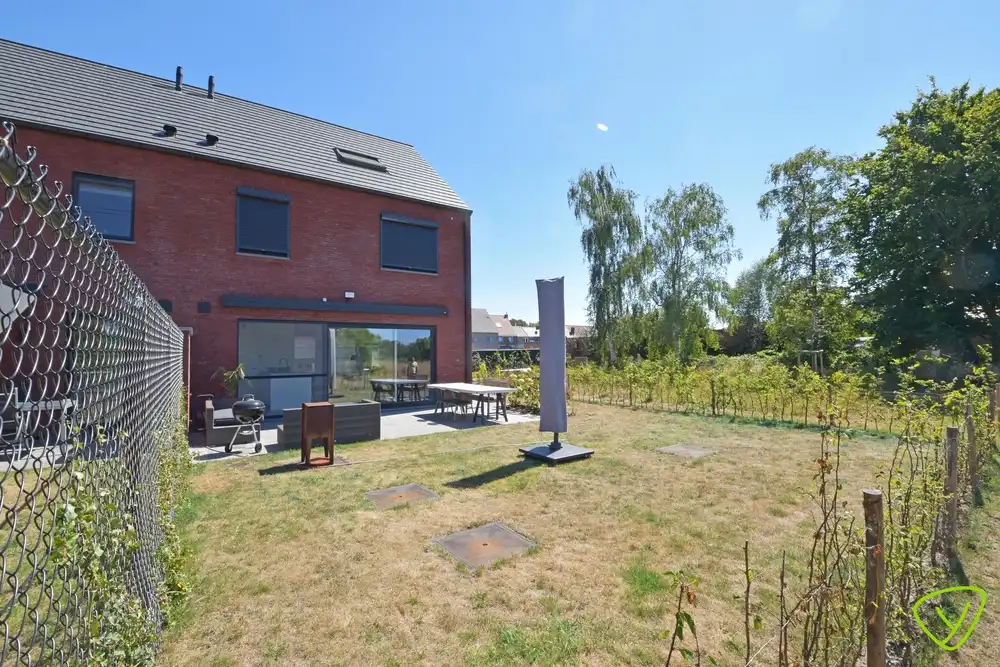 Prachtig afgewerkte woning te huur op een rustige locatie net buiten het centrum van Eeklo foto 19