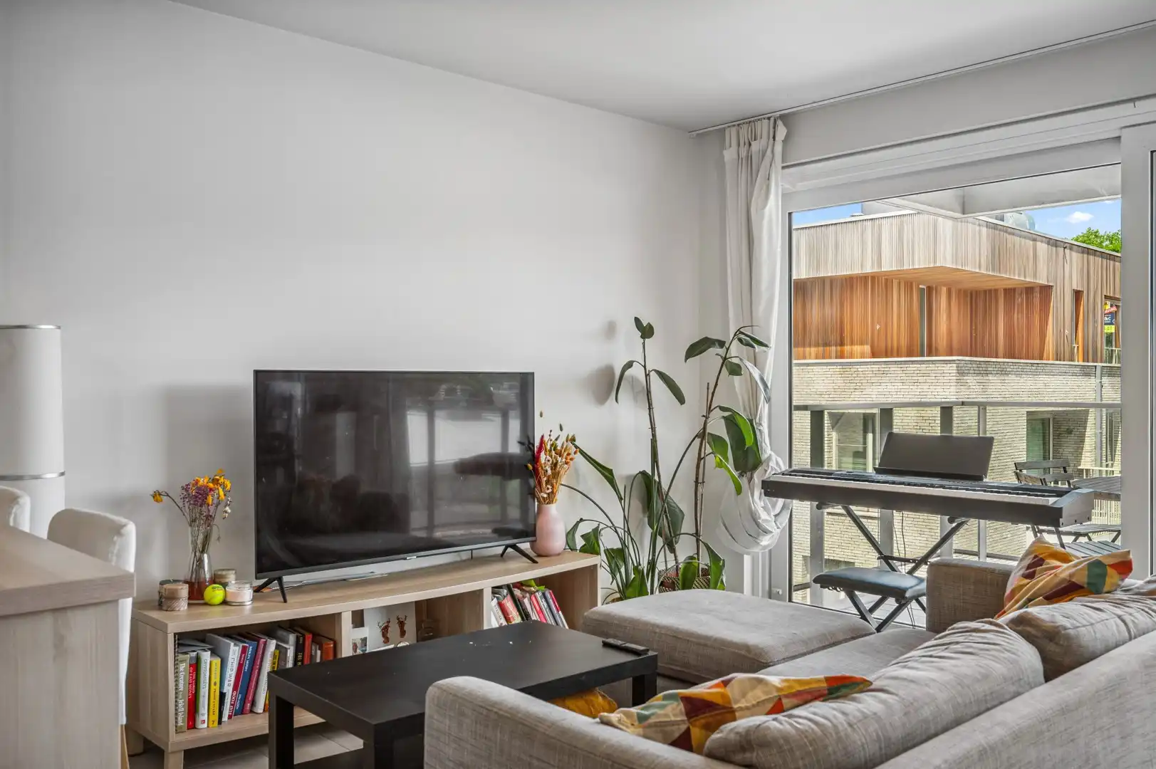 Modern 1-slaapkamerappartement met terras foto 4