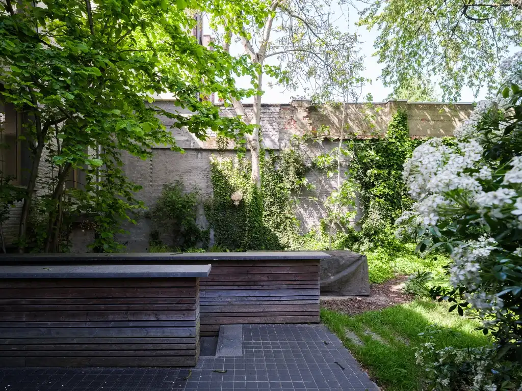 Een bijzondere woning die zich onderscheidt door haar architectuur, ruimtelijkheid en unieke tuin. foto 19