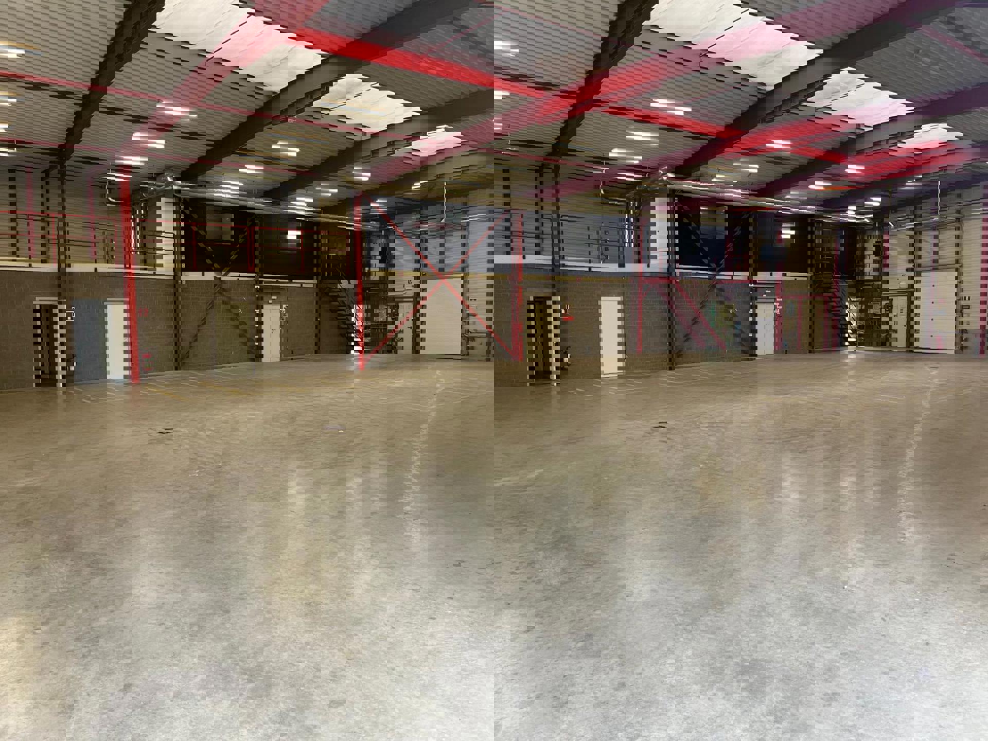 Modern alleenstaand bedrijfsgebouw te Genk foto 11