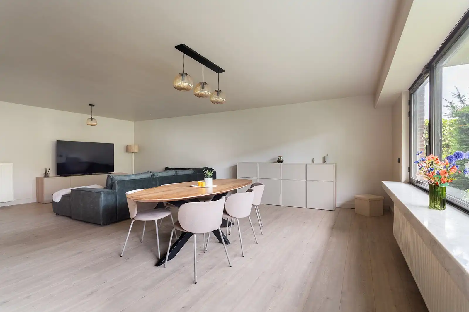 Ruim, gerenoveerd gelijkvloersappartement met garagebox! foto 2