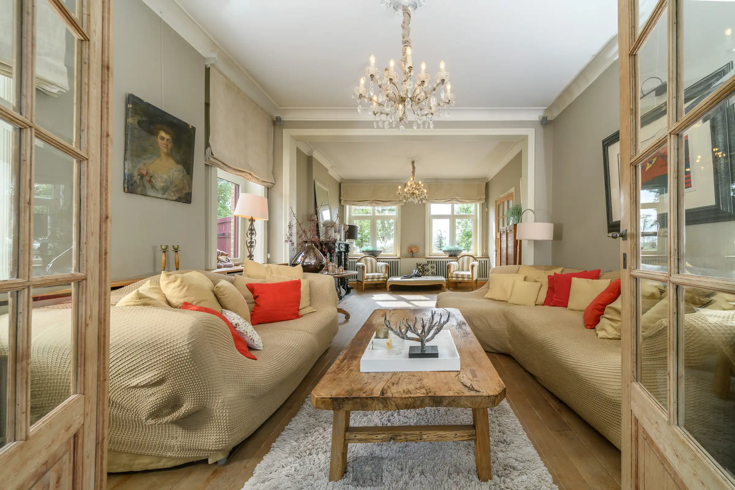 Historische grandeur en hedendaags comfort in een unieke pastorie te Stuivekenskerke. foto 4
