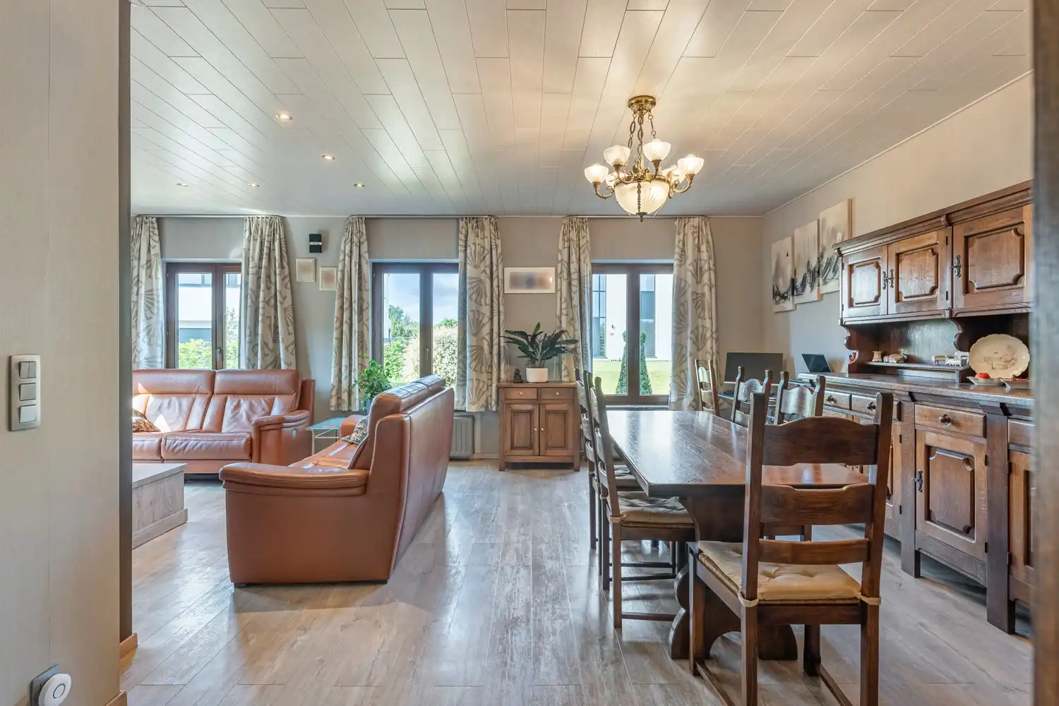Degelijk onderhouden gezinswoning met 3 slaapkamers, volledig onderkelderd en mooie aangelegde tuin op een perceel van 5a96 ca! foto 3