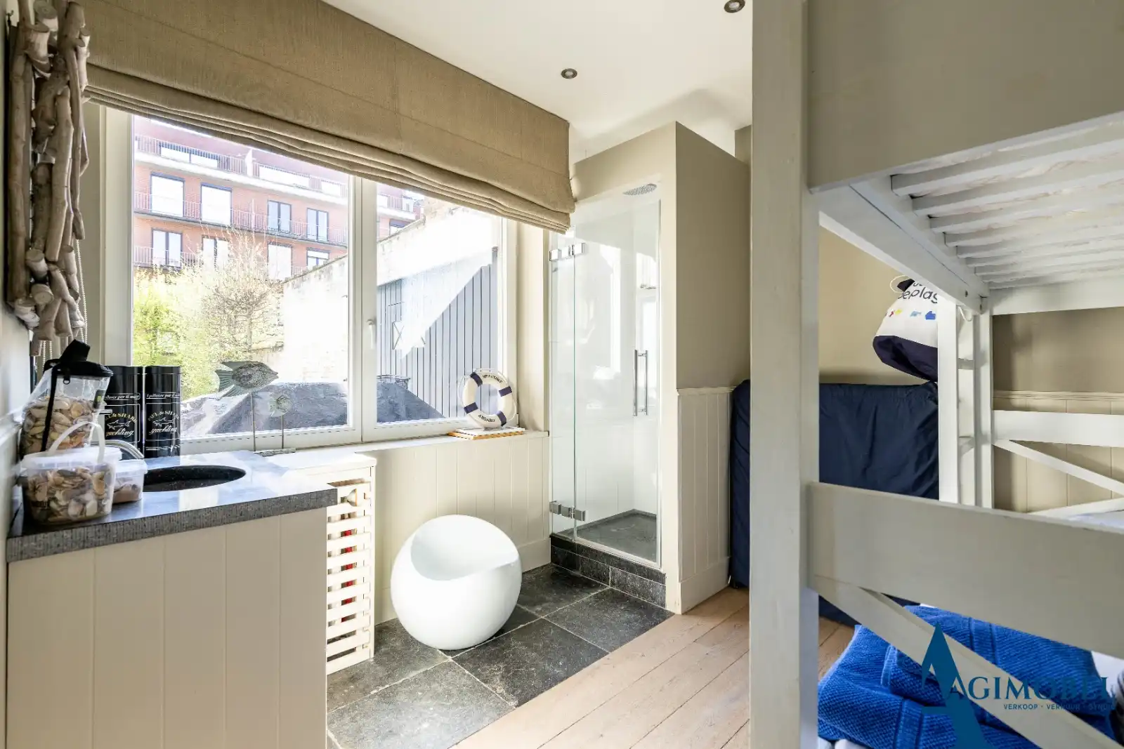 Beleef een vakantie aan zee met landelijke charme  in dit ruim appartement met terras/koer en 3 grote slaapkamers, 200m van het strand. foto 15