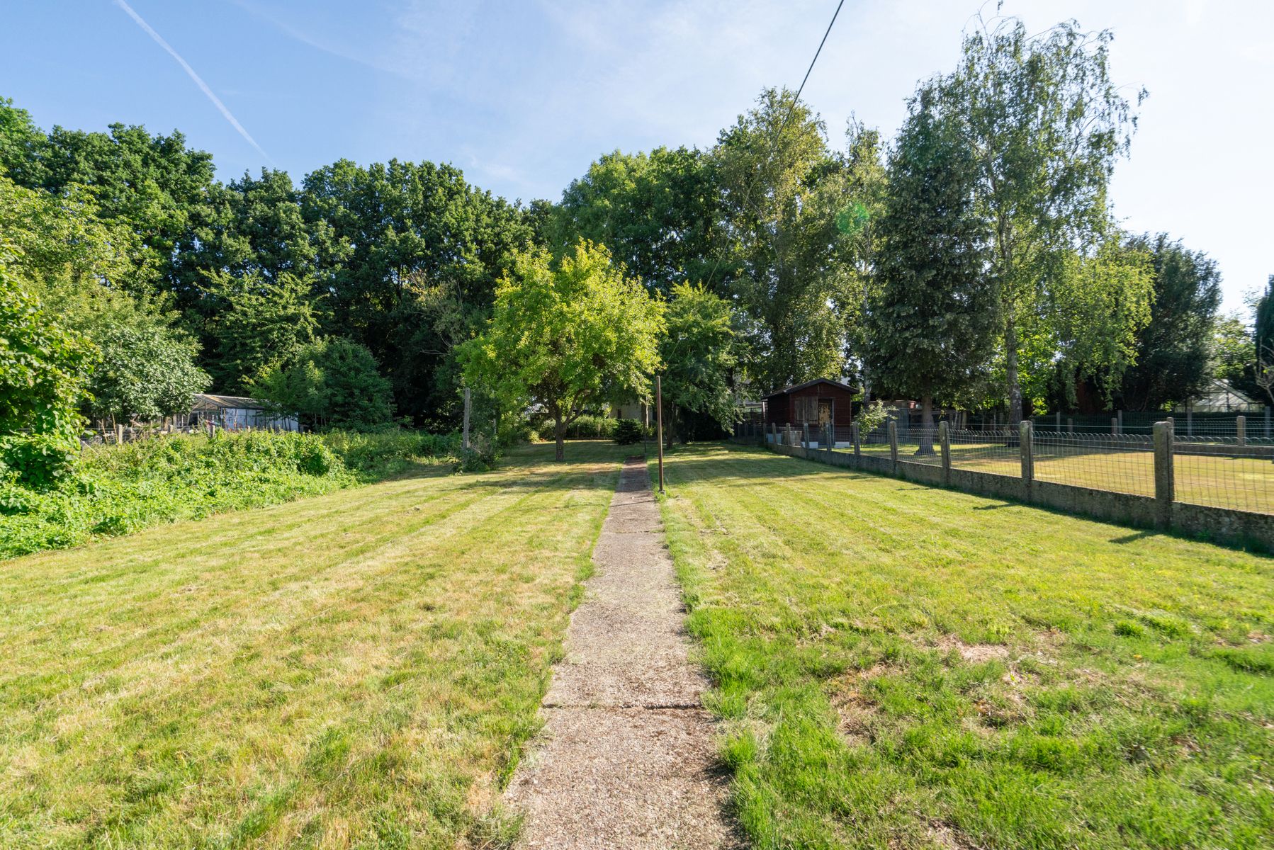 Gezinswoning met 3 slpk, grote tuin, garage en staanplaatsen foto 17