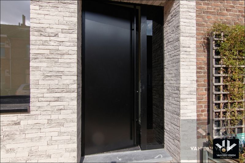 Volledig gerenoveerde & energiezuinige rijwoning met 4slpk te Hasselt foto 3